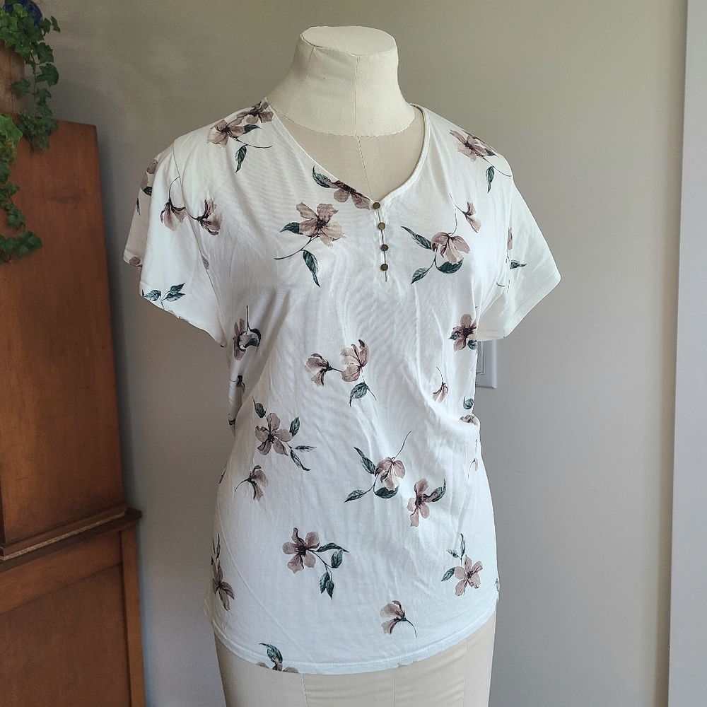 ✨2/$15-V-Neck Floral Top